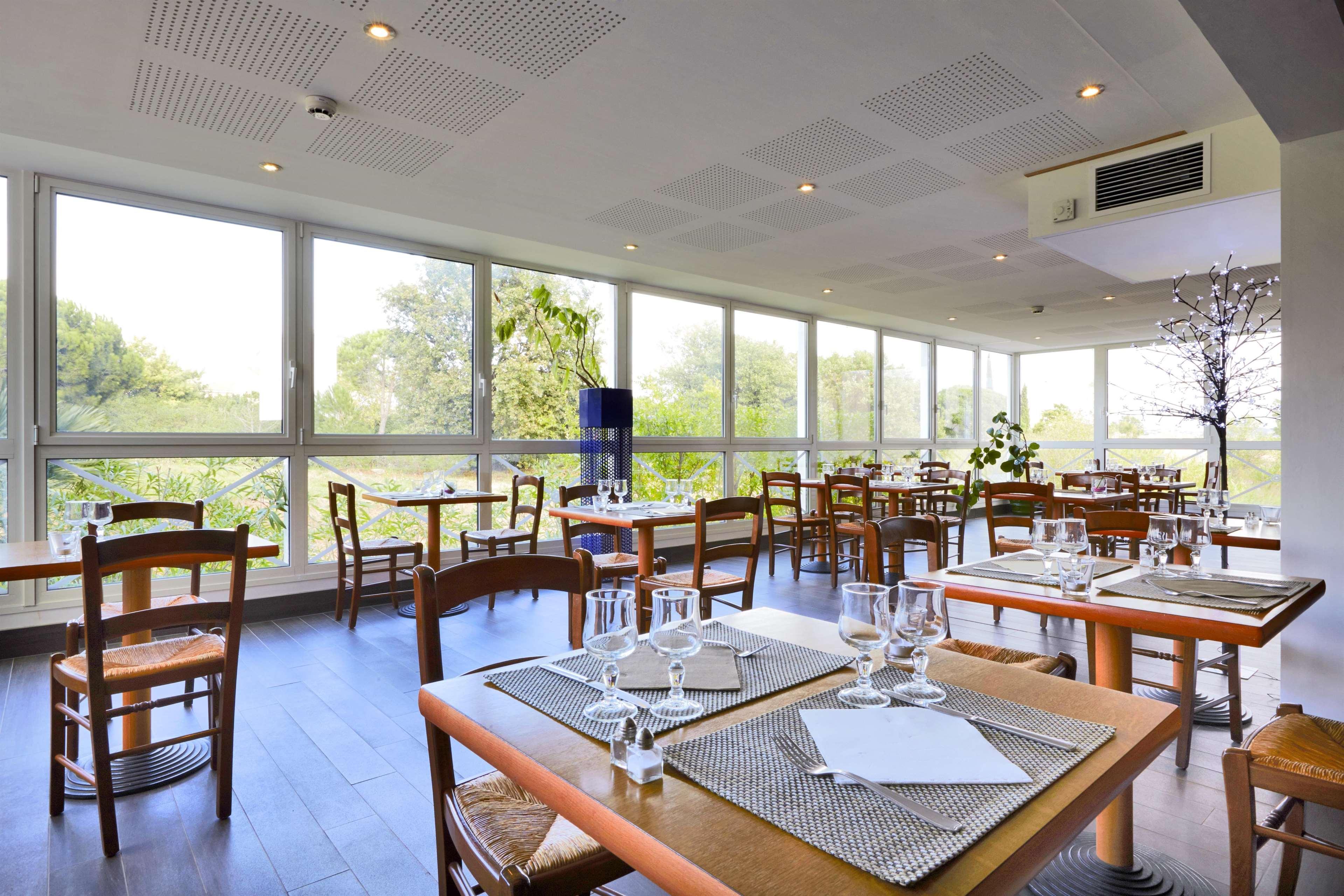 Hotel Restaurant Kyriad Fréjus Екстериор снимка