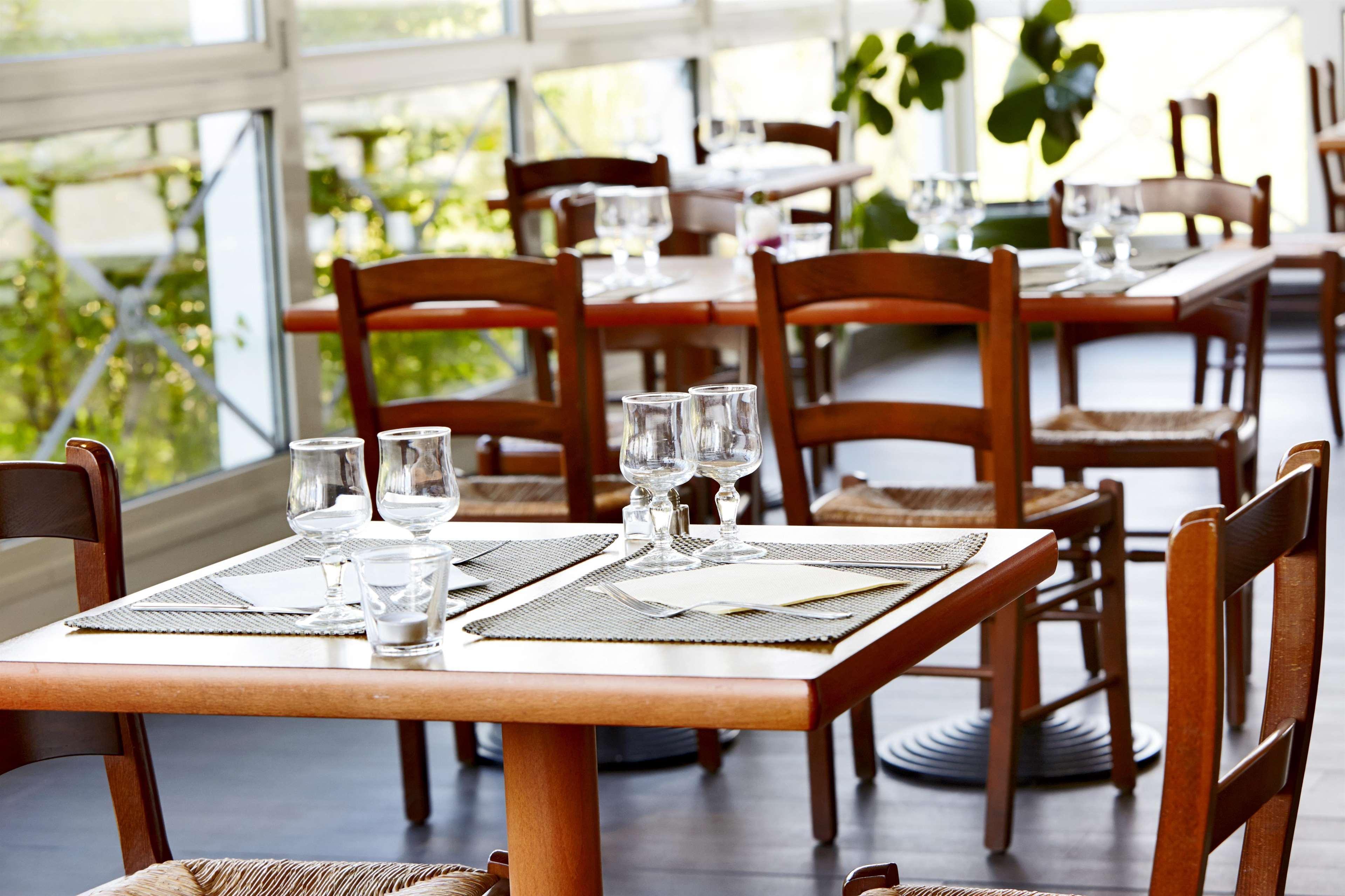 Hotel Restaurant Kyriad Fréjus Екстериор снимка