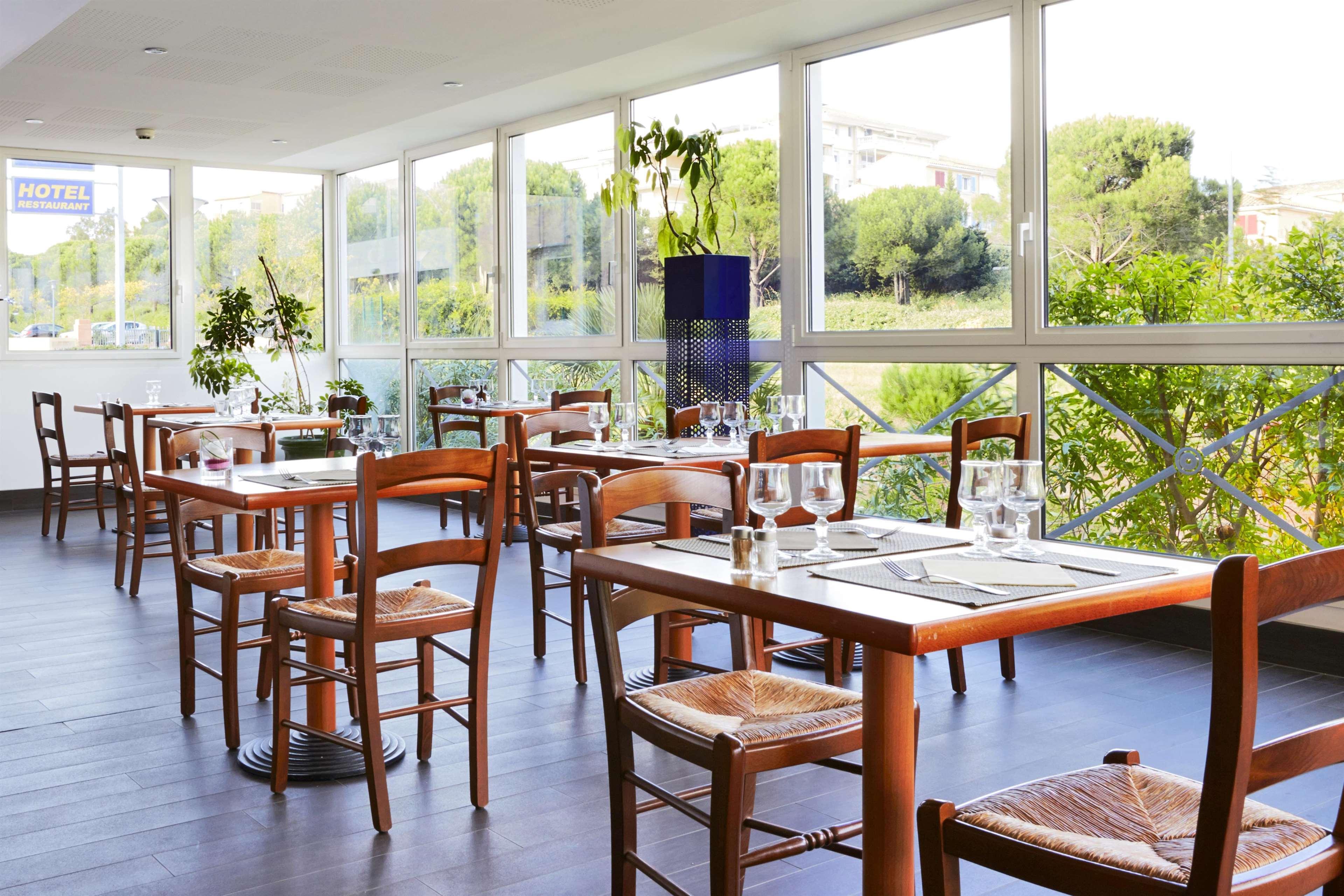 Hotel Restaurant Kyriad Fréjus Екстериор снимка