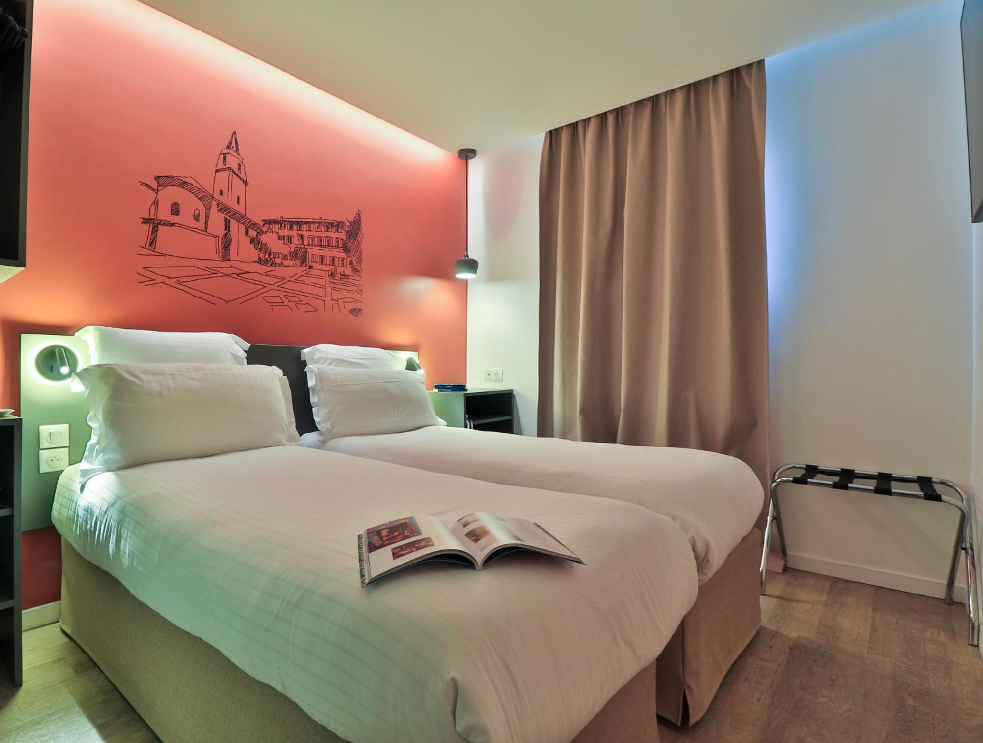 Hotel Restaurant Kyriad Fréjus Екстериор снимка