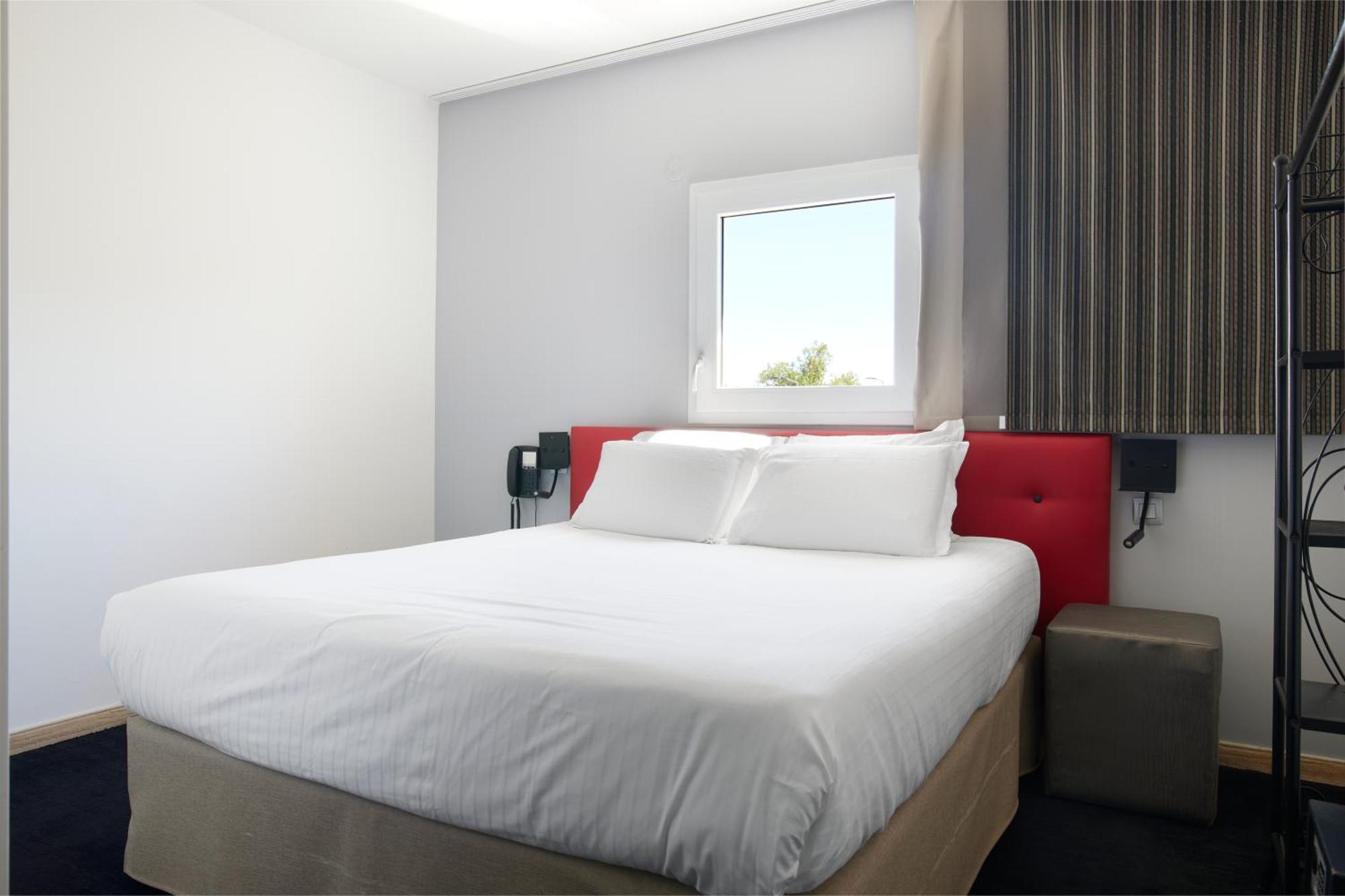 Hotel Restaurant Kyriad Fréjus Екстериор снимка