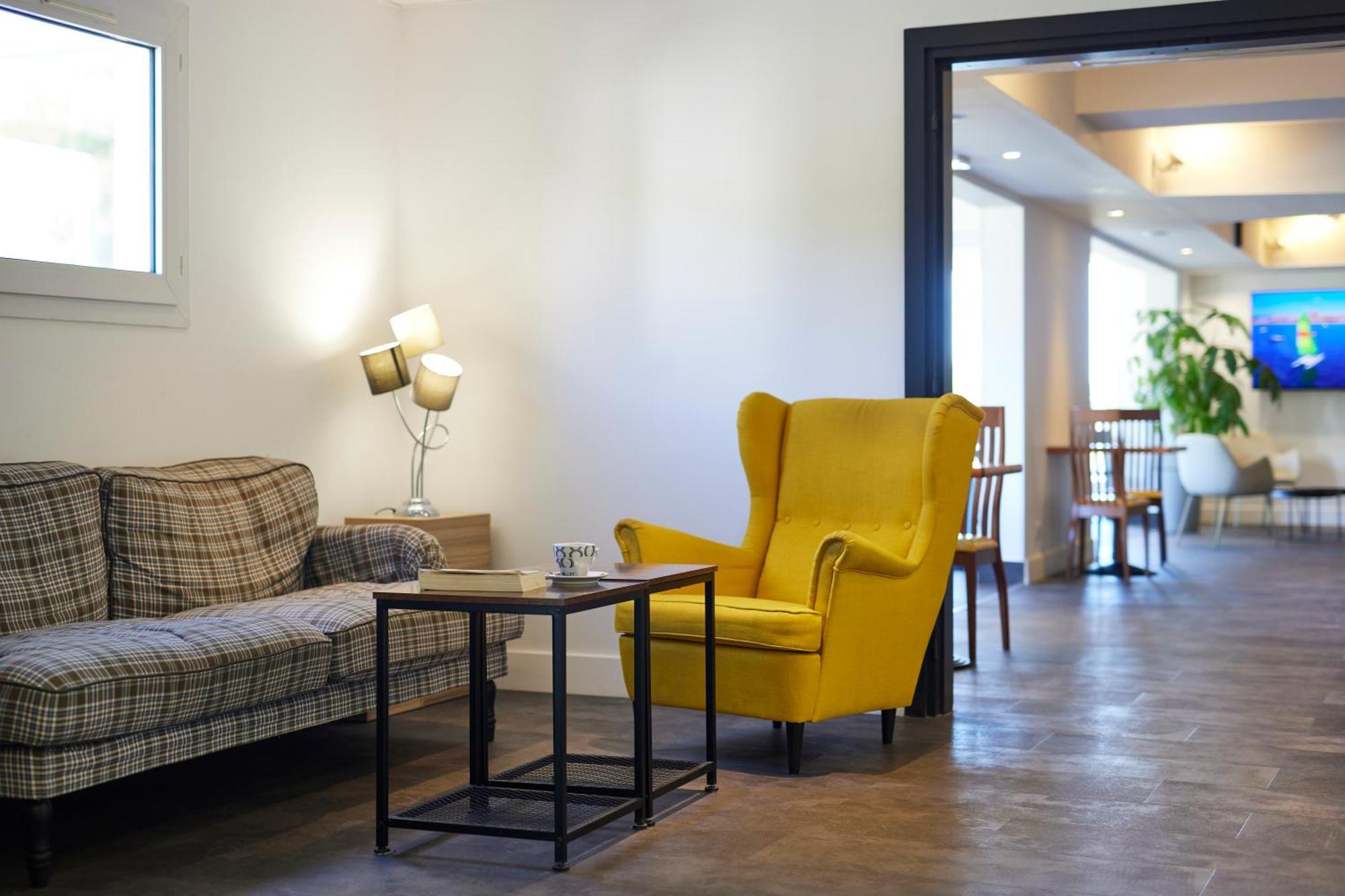 Hotel Restaurant Kyriad Fréjus Екстериор снимка