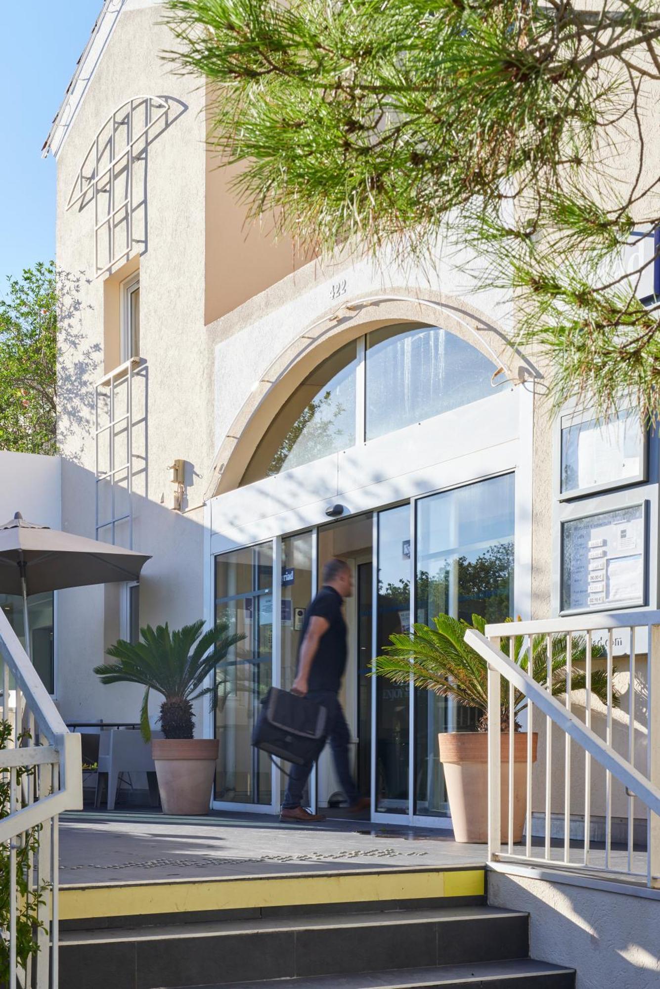 Hotel Restaurant Kyriad Fréjus Екстериор снимка