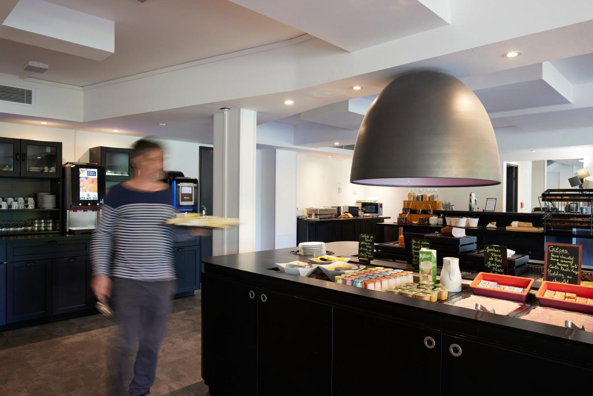 Hotel Restaurant Kyriad Fréjus Екстериор снимка